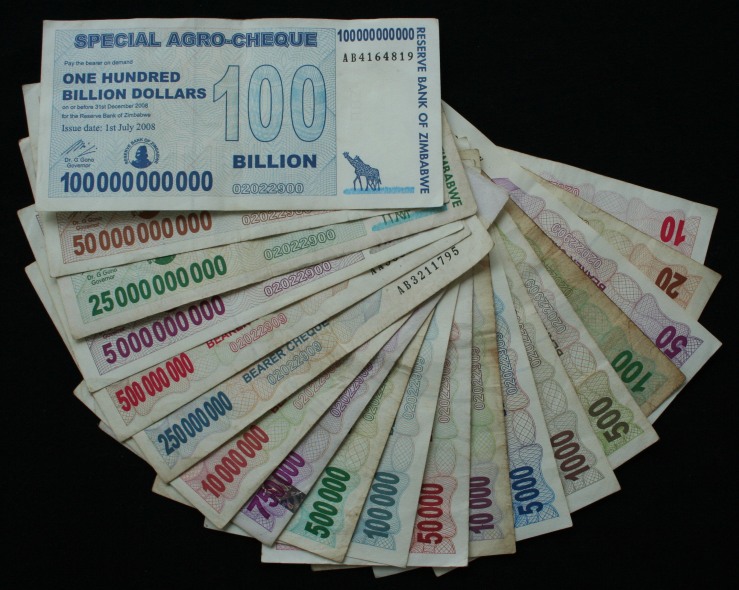 Uang kertas di Zimbabwe ketika hiperinflasi melanda negara itu di tahun 2008. Sumber: wikipedia